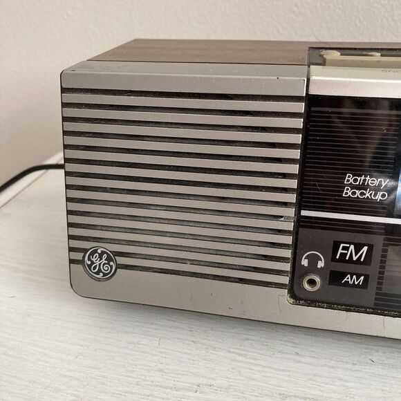 Vintage GE Clock Radio 1978 Am Fm Model No 7-4945A Dual Alarm TESTED - Picture 2 of 12